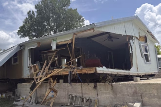 Fotografía de archivo de los escombros de una casa en la zona afectada por las recientes inundaciones, en Kerrville (EE.UU.). EFE/Octavio Guzmán