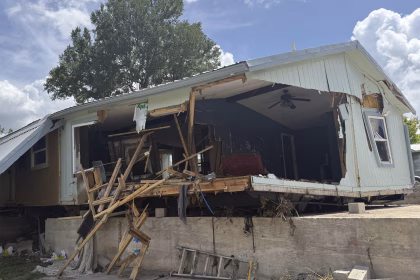 Fotografía de archivo de los escombros de una casa en la zona afectada por las recientes inundaciones, en Kerrville (EE.UU.). EFE/Octavio Guzmán
