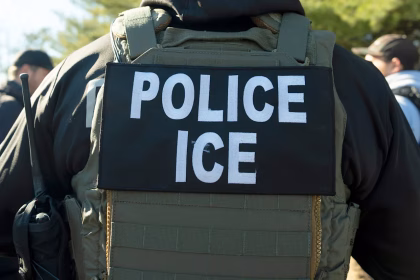 Un agente del Servicio de Inmigración y Control de Aduanas de EEUU durante una sesión informativa el 27 de enero de 2025, en Silver Spring, Maryland