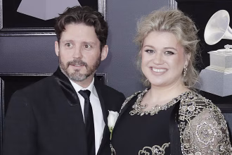 Fotografía de archivo, tomada en enero de 2018, en la que aparecen la cantante estadounidense Kelly Clarkson(d), junto a su marido -en ese entonces-, Brandon Blackstock (i), a su llegada a los Grammy de ese año, en el coliseo Madison Square Garden, en Nueva York (NY, EE.UU.). EFE/Jason Szenes