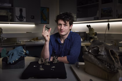 Fotografía cedida por Museums Victoria del coautor del estudio Ruairidh Duncan sosteniendo un trozo de fósil del  'Janjucetus dullardi'. EFE/ Tom Breakwell /Museums Victoria /SOLO USO EDITORIAL NO VENTAS /SOLO DISPONIBLE PARA ILUSTRAR LA NOTICIA QUE ACOMPAÑA (CRÉDITO OBLIGATORIO)