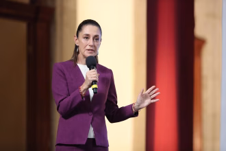 La presidenta de México, Claudia Sheinbaum, habla en una rueda de prensa este jueves, en el Palacio Nacional de la Ciudad de México (México). EFE/Mario Guzmán