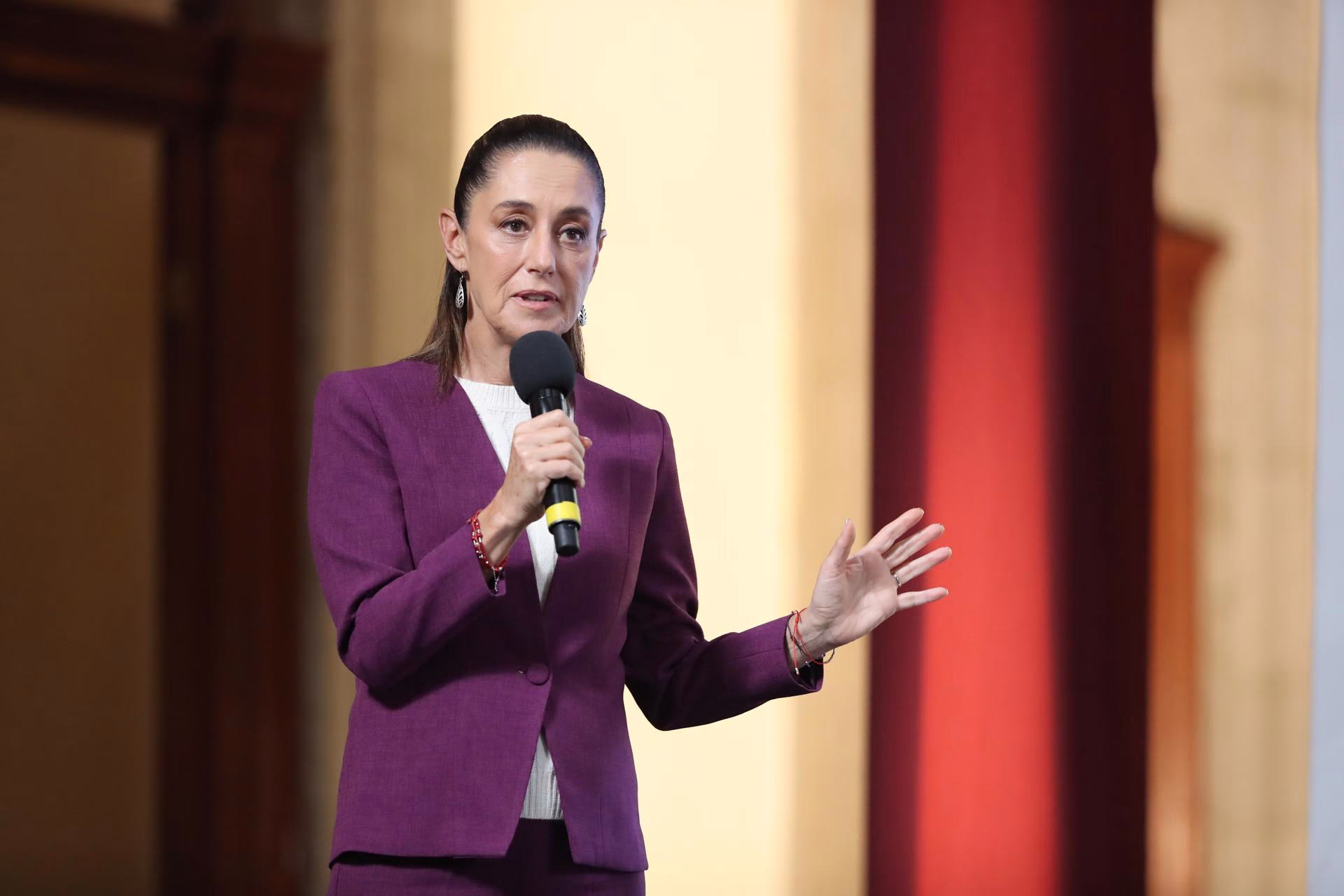 La presidenta de México, Claudia Sheinbaum, habla en una rueda de prensa este jueves, en el Palacio Nacional de la Ciudad de México (México). EFE/Mario Guzmán