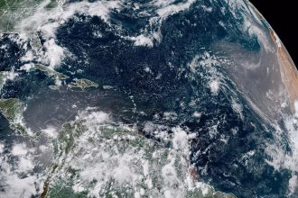 Fotografía satelital cedida por la Administración Oceánica y Atmosférica (NOAA) a través del Centro Nacional de Huracanes (NHC) de Estados Unidos que muestra el estado del clima en el Atlántico este viernes. EFE/ NOAA-NHC