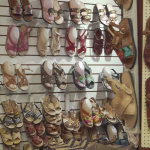 Huaraches tradicionales son ofrecidos en un mercado este viernes en la ciudad de Oaxaca (México). EFE/ Jesús Méndez
