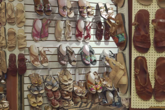 Huaraches tradicionales son ofrecidos en un mercado este viernes en la ciudad de Oaxaca (México). EFE/ Jesús Méndez