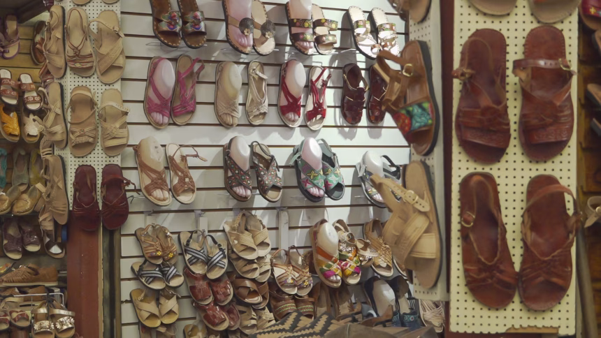 Huaraches tradicionales son ofrecidos en un mercado este viernes en la ciudad de Oaxaca (México). EFE/ Jesús Méndez