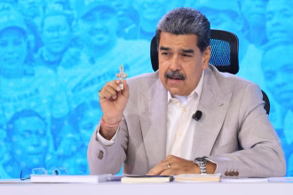 Fotografía cedida por Prensa del Palacio de Miraflores del presidente de Venezuela, Nicolás Maduro, hablando en su programa semanal de televisión 'Con Maduro +' en Caracas (Venezuela). EFE/ Prensa Palacio Miraflores / SOLO USO EDITORIAL/SOLO DISPONIBLE PARA ILUSTRAR LA NOTICIA QUE ACOMPAÑA (CRÉDITO OBLIGATORIO)