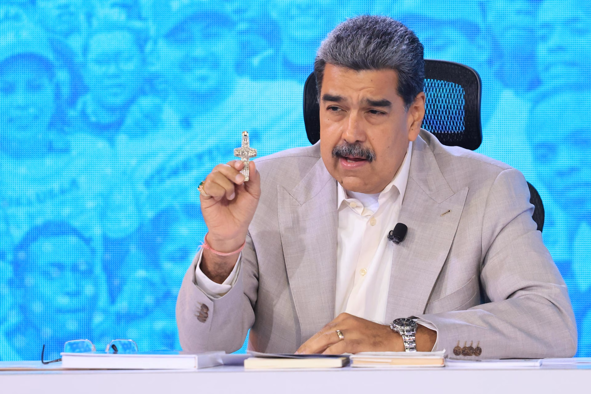 Fotografía cedida por Prensa del Palacio de Miraflores del presidente de Venezuela, Nicolás Maduro, hablando en su programa semanal de televisión 'Con Maduro +' en Caracas (Venezuela). EFE/ Prensa Palacio Miraflores / SOLO USO EDITORIAL/SOLO DISPONIBLE PARA ILUSTRAR LA NOTICIA QUE ACOMPAÑA (CRÉDITO OBLIGATORIO)