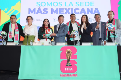 El exmundialista mexicano Ramón Morales (i), la secretaria de Turismo de Jalisco y exclavadista mexicana, Alejandra Orozco (3-i), el gobernador de Jalisco, Pablo Lemus (c), el exmundialista mexicano, Carlos Salcido (4-d), la presidenta municipal de Guadalajara, Verónica Delgadillo (3-d), el presidente municipal de Zapopan, Juan José Frangie (2-d), y el exmundialista mexicano Fernando Quirarte (d); posan al final de una rueda de prensa este lunes, en Ciudad de México (México). EFE/ Mario Guzmán