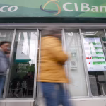 Personas caminan en el exterior de una sucursal del CI Banco, en Ciudad en México (México). Imagen de archivo. EFE/ Isaac Esquivel