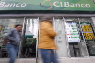 Personas caminan en el exterior de una sucursal del CI Banco, en Ciudad en México (México). Imagen de archivo. EFE/ Isaac Esquivel