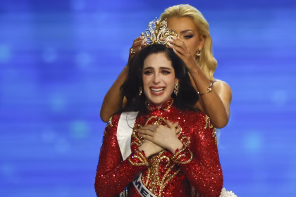 La mexicana Fatima Bosch (al frente) reacciona al ser coronada Miss Universo 2025 por la danesa Victoria Kjaer Theilvig (detrás), Miss Universo 2024, durante la 74.ª edición de Miss Universo 2025 en el Impact Challenger Hall de la provincia de Nonthaburi, en las afueras de Bangkok. EFE/EPA/RUNGROJ YONGRIT