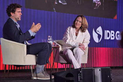 La directora gerente y jefa del sector financiero de BID Invest, Marisela Alvarenga, conversa con el director gerente de Mercado Pago México, Pedro Rivas, en el marco del foro FinnLaC 2025 en Miami, Florida (Estados Unidos). EFE/ Alberto Boal