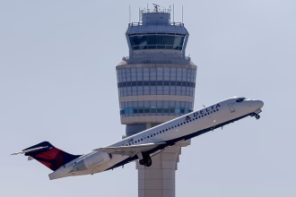 Fotografía de archivo de un avión Delta Air Lines pasando por la torre de control del Aeropuerto Internacional Hartsfield-Jackson, en Atlanta (Estados Unidos). EFE/ Erik S. Lesser