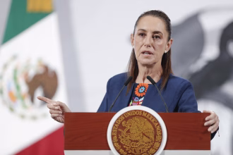 La presidenta de México, Claudia Sheinbaum, habla en una rueda de prensa este lunes, en el Palacio Nacional de Ciudad de México (México). EFE/ Isaac Esquivel