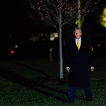 El presidente estadounidense, Donald Trump, este viernes al abandonar la Casa Blanca rumbo a Florida. EFE/EPA/ERIC LEE / POOL