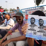 KOLKATA (India), 13/12/2025.- A Messi fan shows her tickets as they leave Salt Lake Stadium in Kolkata, India, 13 December 2025. Following Messi’s brief five-minute appearance, unrest broke out among fans who had paid a significant amount but were unable to see the Argentine football legend. EFE/EPA/PIYAL ADHIKARY