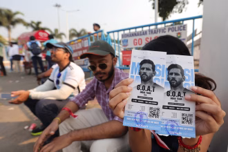 KOLKATA (India), 13/12/2025.- A Messi fan shows her tickets as they leave Salt Lake Stadium in Kolkata, India, 13 December 2025. Following Messi’s brief five-minute appearance, unrest broke out among fans who had paid a significant amount but were unable to see the Argentine football legend. EFE/EPA/PIYAL ADHIKARY