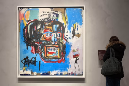 Una persona observa la obra 'Untitled' (1982) del artista estadounidense Jean-Michel Basquiat este miércoles, en Nueva York (Estados Unidos). EFE/ Alicia Sánchez