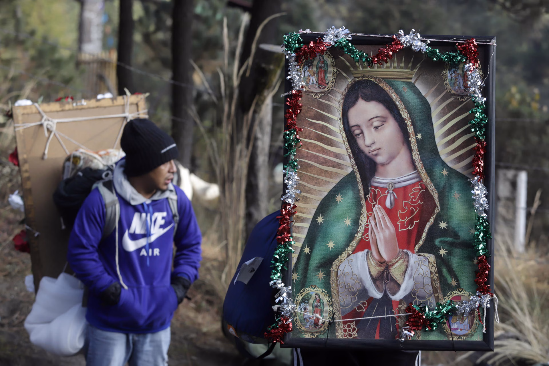 Una persona carga una imagen religiosa durante su peregrinación a la Basílica de Guadalupe este martes, en la zona de Paso de Cortés en Puebla (México). EFE/ Hilda Ríos