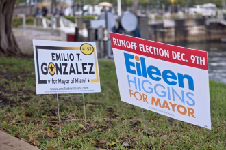 Fotografía que muestra carteles electorales de los candidatos a la Alcaldía de Miami, Emilio T. González (i), y Eileen Higgins (d), este martes, colgados afuera del ayuntamiento de Miami, Florida, (EEE.UU.). EFE/ Alberto Boal