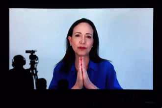 Imagen reciente de la líder de la oposición venezolana María Corina Machado (en pantalla). EFE/ Paolo Aguilar