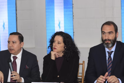 Integrantes del Grupo Interdisciplinario de Expertos Independientes (GIEI Honduras), Ricardo Guzmán (i); Roxana Altholz (c); y Pedro Biscay (d), reaccionan durante una rueda de prensa el lunes, en Tegucigalpa (Honduras). EFE/ Gustavo Amador