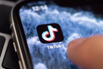 Imagen en un teléfono móvil de la aplicación de TikTok. EFE/EPA/HAYOUNG JEON