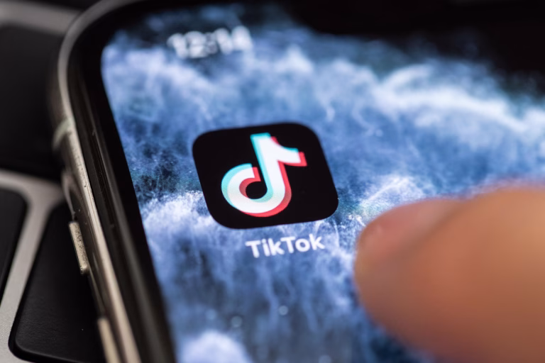 Imagen en un teléfono móvil de la aplicación de TikTok. EFE/EPA/HAYOUNG JEON