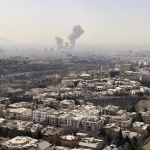 TEHERÁN (IRÁN), 28/02/2026.- Una columna de humo emerge del centro de Teherán tras un ataque israelí este sábado. Irán anunció este sábado el cierre de su espacio aéreo después de que se escucharan varias explosiones en diversos puntos de Teherán y de que Israel informara de que ha lanzado un ataque preventivo contra el país persa. EFE/ Mehrnews SOLO USO EDITORIAL/SOLO DISPONIBLE PARA ILUSTRAR LA NOTICIA QUE ACOMPAÑA (CRÉDITO OBLIGATORIO). PROHIBIDO SU USO POR MEDIOS ISRAELÍES