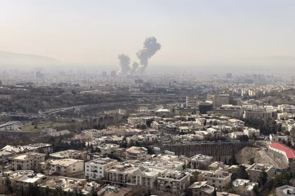TEHERÁN (IRÁN), 28/02/2026.- Una columna de humo emerge del centro de Teherán tras un ataque israelí este sábado. Irán anunció este sábado el cierre de su espacio aéreo después de que se escucharan varias explosiones en diversos puntos de Teherán y de que Israel informara de que ha lanzado un ataque preventivo contra el país persa. EFE/ Mehrnews SOLO USO EDITORIAL/SOLO DISPONIBLE PARA ILUSTRAR LA NOTICIA QUE ACOMPAÑA (CRÉDITO OBLIGATORIO). PROHIBIDO SU USO POR MEDIOS ISRAELÍES