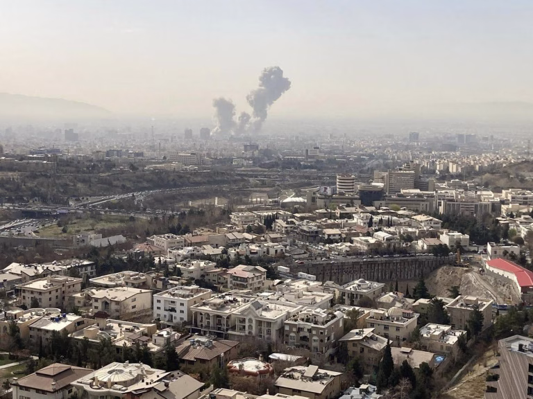 TEHERÁN (IRÁN), 28/02/2026.- Una columna de humo emerge del centro de Teherán tras un ataque israelí este sábado. Irán anunció este sábado el cierre de su espacio aéreo después de que se escucharan varias explosiones en diversos puntos de Teherán y de que Israel informara de que ha lanzado un ataque preventivo contra el país persa. EFE/ Mehrnews SOLO USO EDITORIAL/SOLO DISPONIBLE PARA ILUSTRAR LA NOTICIA QUE ACOMPAÑA (CRÉDITO OBLIGATORIO). PROHIBIDO SU USO POR MEDIOS ISRAELÍES