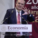 El secretario de Economía, Marcelo Ebrard, habla durante la presentación del informe sobre las consultas del T-MEC este lunes, en Ciudad de México (México). EFE/ José Méndez