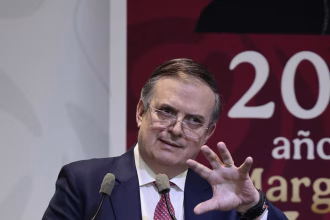 El secretario de Economía, Marcelo Ebrard, habla durante la presentación del informe sobre las consultas del T-MEC este lunes, en Ciudad de México (México). EFE/ José Méndez