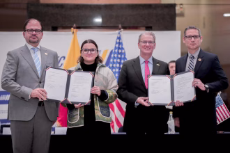 Fotografía cedida en la que aparece el ministro de Interior de Ecuador, John Reimberg (i); la vicepresidenta de Ecuador, María José Pinto (c-i); el agregado de Negocios de la Embajada de Estados Unidos en Ecuador, Lawrence Petroni (c-d); y el agregado regional del FBI, Allen Pack posando este 11 de marzo de 2026, en Guayaquil (Ecuador). EFE/ Embajada de Estados Unidos en Ecuador