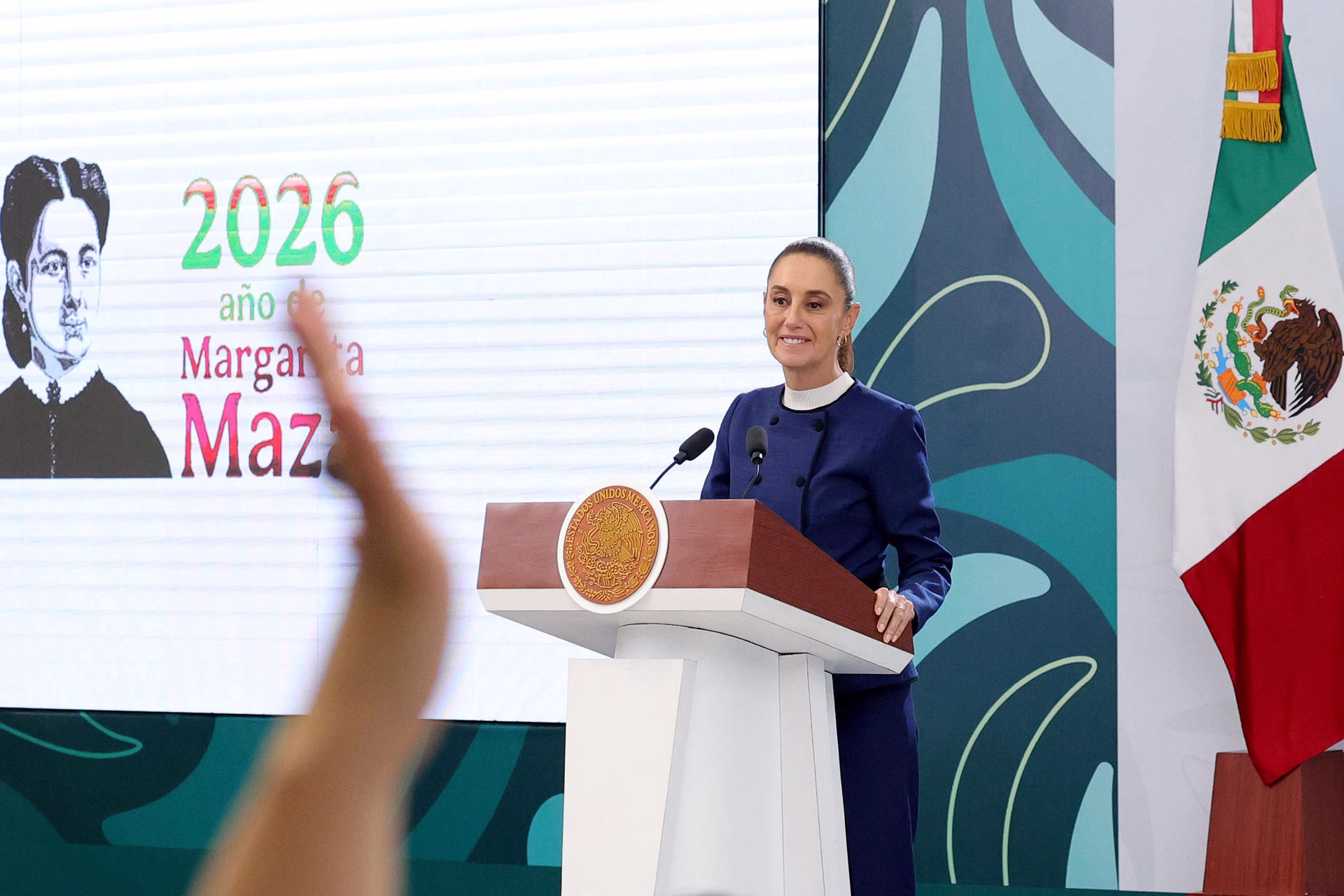 La presidenta de México, Claudia Sheinbaum, habla durante una rueda de prensa este viernes en el municipio de Zapopan en Jaisco (México). EFE/Francisco Guasco