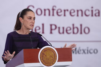 La presidenta de México, Claudia Sheinbaum habla este viernes durante una rueda de prensa matutina en Palacio Nacional de la Ciudad de México (México). EFE/Mario Guzmán