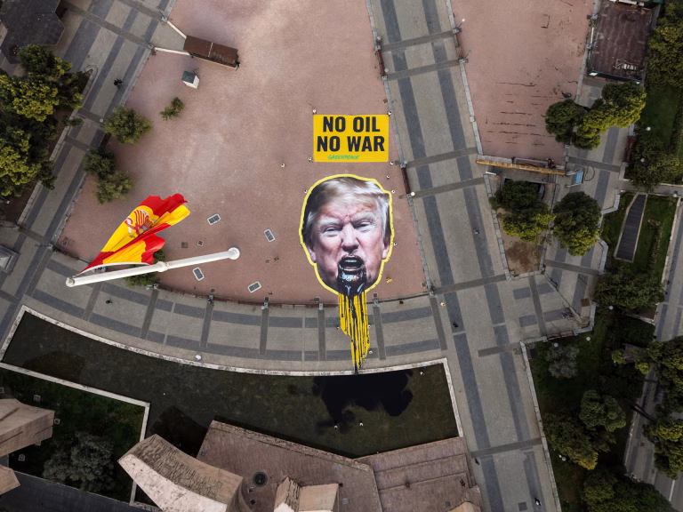 Activistas de Greenpeace han desplegado este jueves en Madrid (España) una pancarta en la que aparece el rostro del presidente de EEUU, Donald Trump, vomitando petróleo, en una acción con la que la organización ecologista pide el abandono de los combustibles fósiles y acelerar la transición hacia las renovables. La protesta coincide con la antesala de la primera Conferencia Internacional sobre la transición para abandonar los combustibles fósiles, que se celebrará desde mañana y hasta el 29 de abril en Santa Marta (Colombia) con la participación de más de 50 gobiernos, entre ellos el de España. EFE/Greenpeace/Lara Aparicio -SÓLO USO EDITORIAL/SOLO USO PERMITIDO PARA ILUSTRAR LA NOTICIA QUE APARECE EN EL PIE DE FOTO (CRÉDITO OBLIGATORIO)-