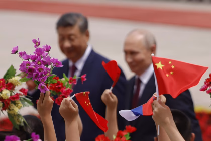 El presidente ruso, Vladimir Putin (d), y su homólogo chino, Xi Jinping (i), durante la visita del líder de Moscú en Pekín.
EFE/EPA/Maxim Shemetov / POOL