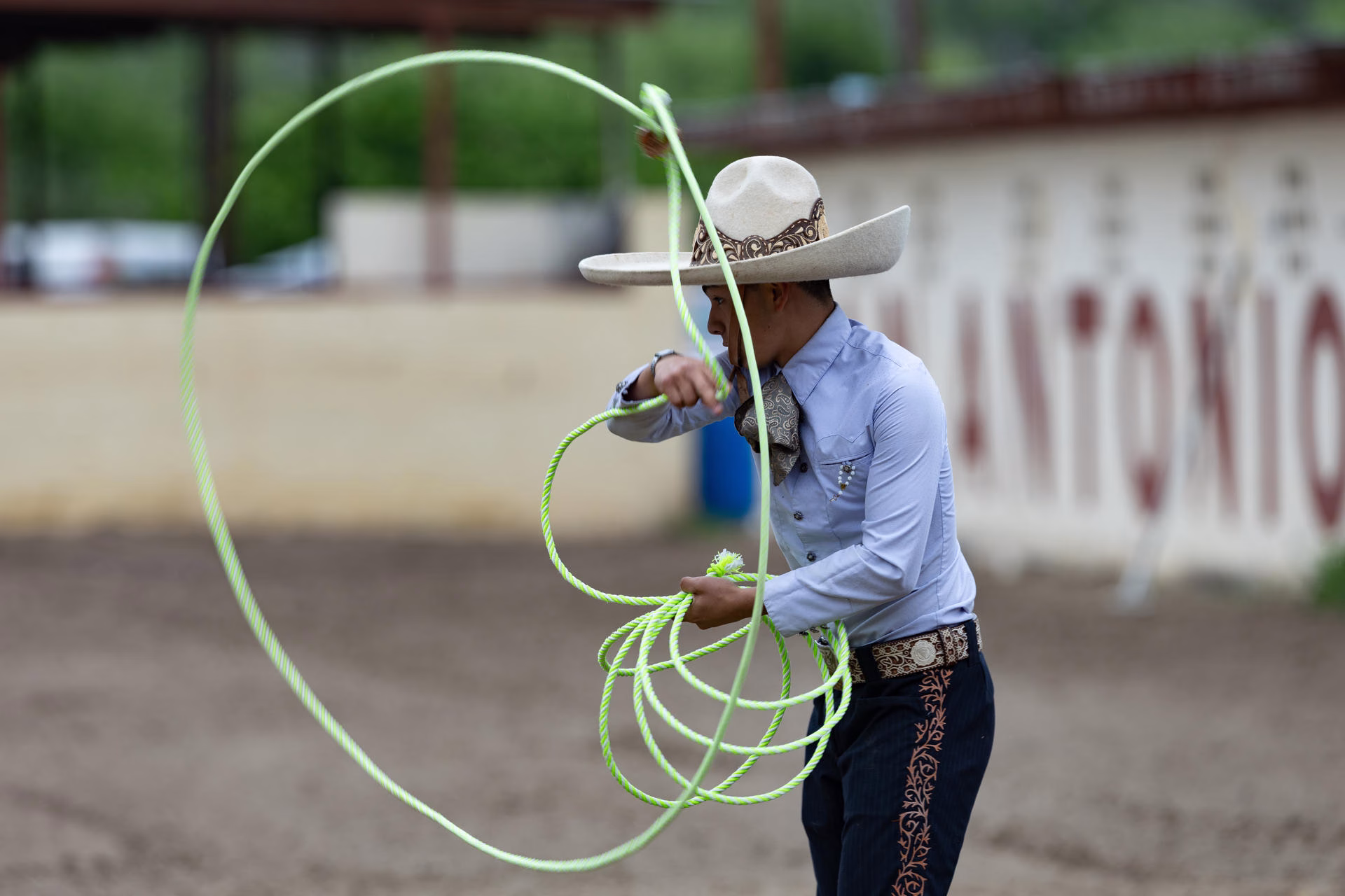 Fotografía del 19 de abril de 2026 que muestra a un charro en una práctica con una cuerda durante una jornada del 'Viva Fiesta' en San Antonio, Texas (EE.UU.). EFE/ Carlos Ramírez